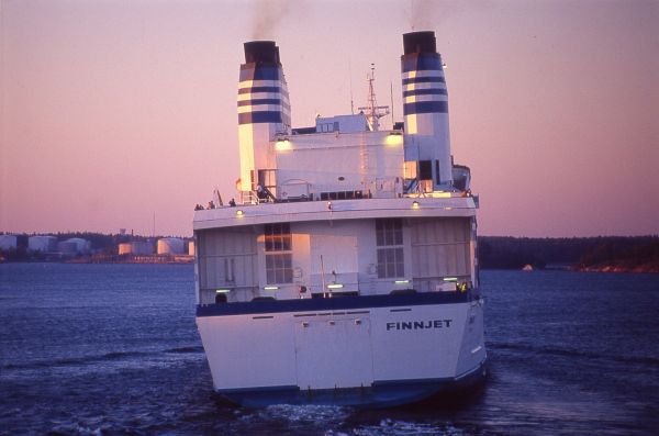 FINNJET passing Suomenlinna